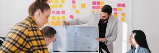 verschillende mensen in een workshop met post-its